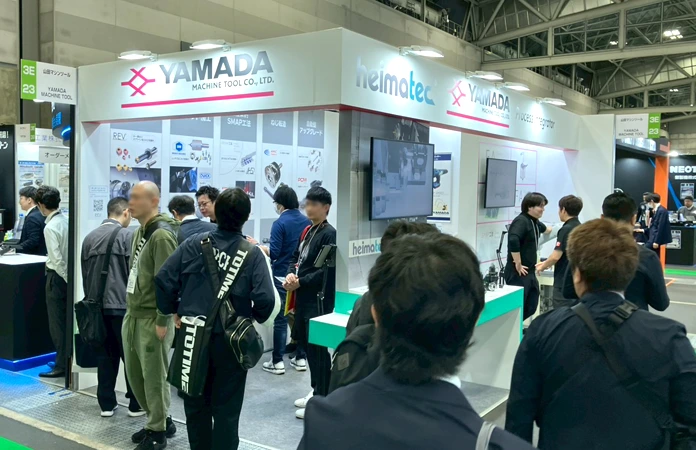 たくさんのお客様で混雑している山田マシンツールブース