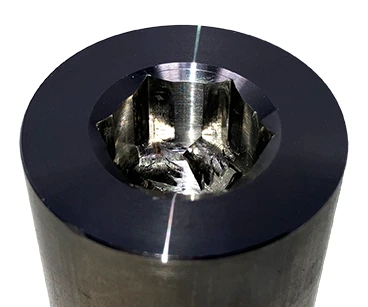 ロータリーブローチツールによる加工後の六角平面の様子、中央には下穴のアールが残る