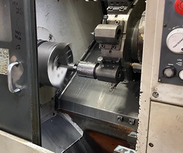 TAKISAWA TCN-2100 L3に搭載されたロータリーブローチツールによる加工中の様子