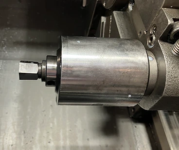 旋盤のボーリングバーホルダに搭載されたロータリーブローチツール BR-G16-C-25