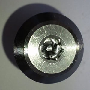 奥側に押し込まれた切り屑の様子