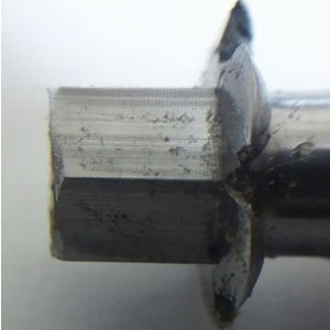 ブローチ 外径加工テストの様子