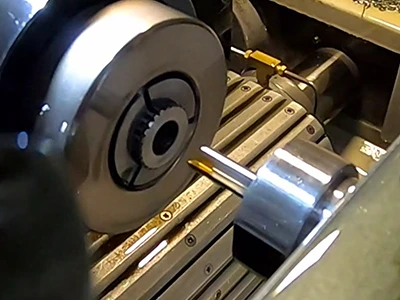 スイス型自動盤内部での加工の様子